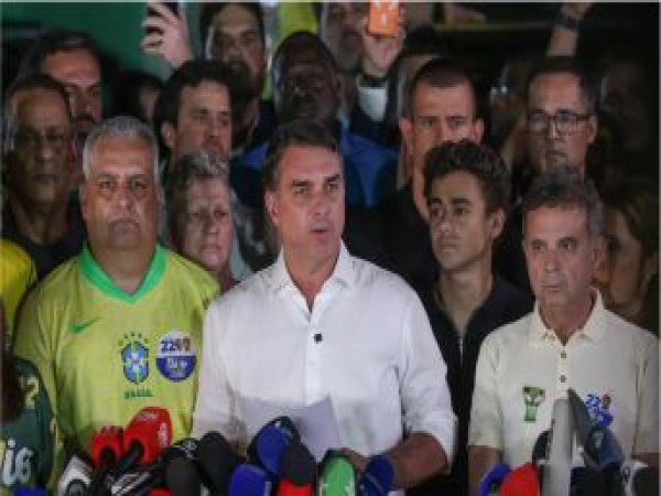 Moraes manda Flávio entregar passaporte e o proíbe de deixar o país